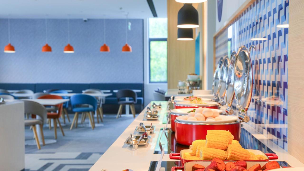 Holiday Inn Express Shanghai Pudong Airport By Ihg Esterno foto