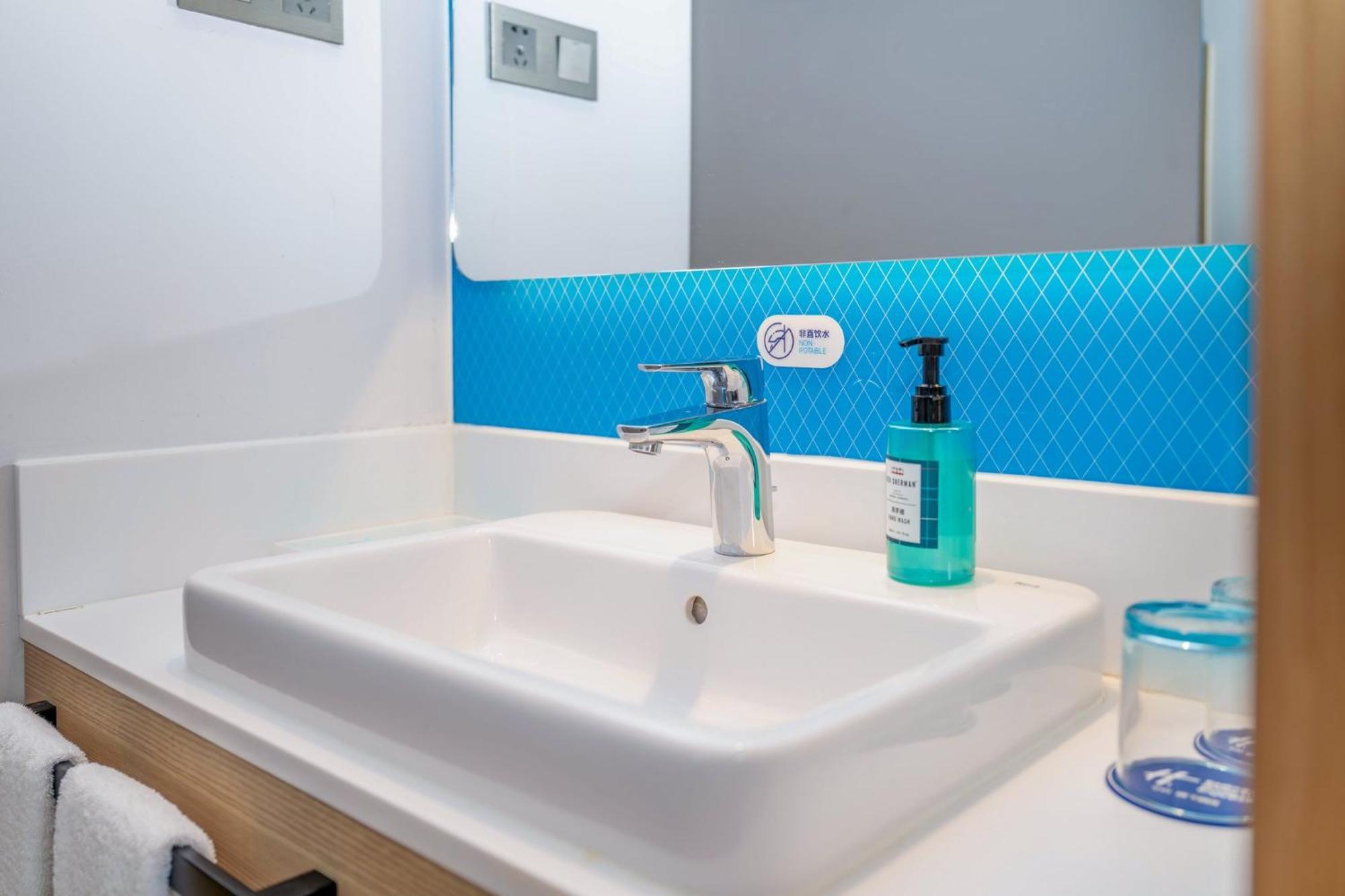 Holiday Inn Express Shanghai Pudong Airport By Ihg Esterno foto
